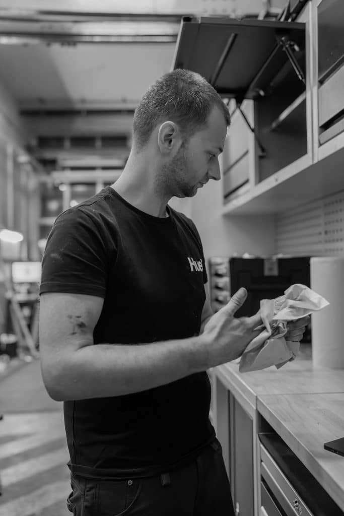 Marcel wie er in der Werkstatt den T5.Adventure baut.