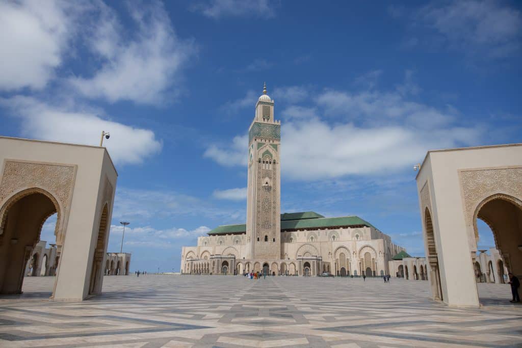 a large building with a tall tower Moschee al-Mohammadi