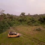 T5 Adventure in Guinea, davor stehen Marcel und Susanne