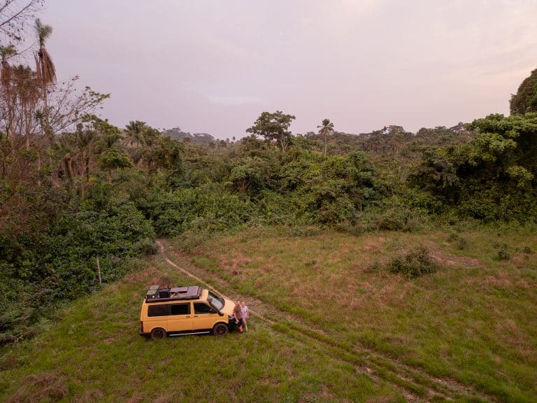 T5 Adventure in Guinea, davor stehen Marcel und Susanne