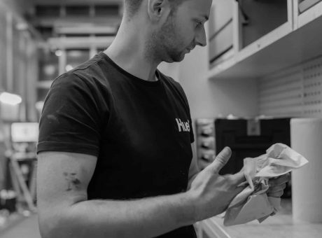 Marcel wie er in der Werkstatt den T5.Adventure baut.