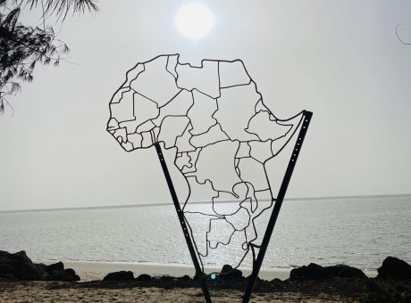a metal sculpture on a beach, die Route von T5.Adventure